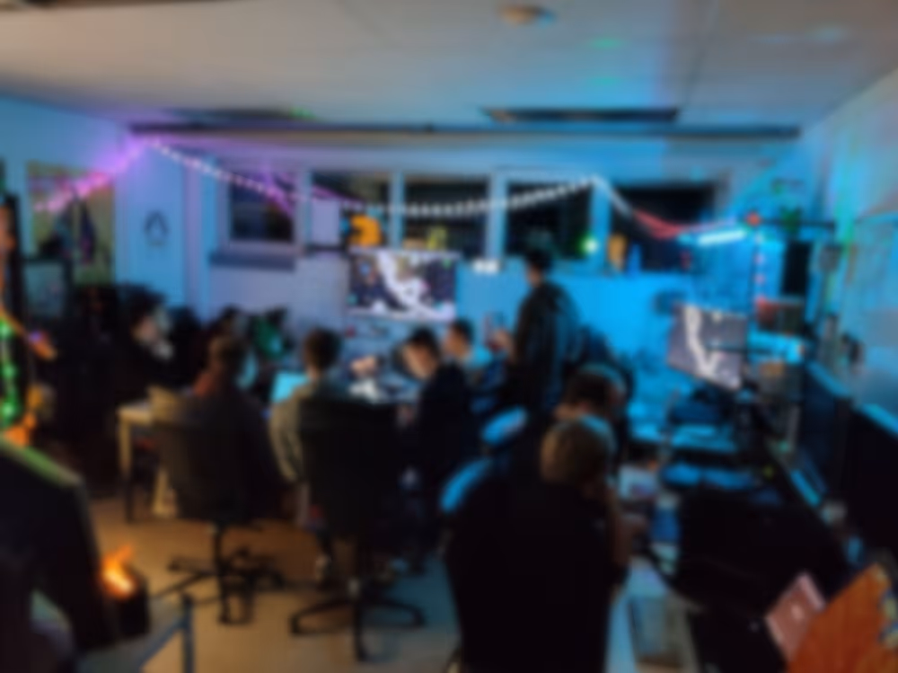 Ein verschwommenes Bild auf dem sich eine Gruppe Menschen im vspace.one erkennen lässt.